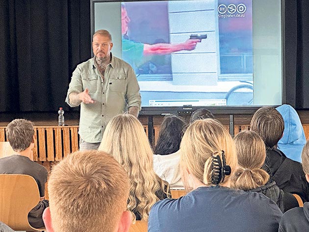 basses blatt pdjs setzt auf mehr demokratische bildung